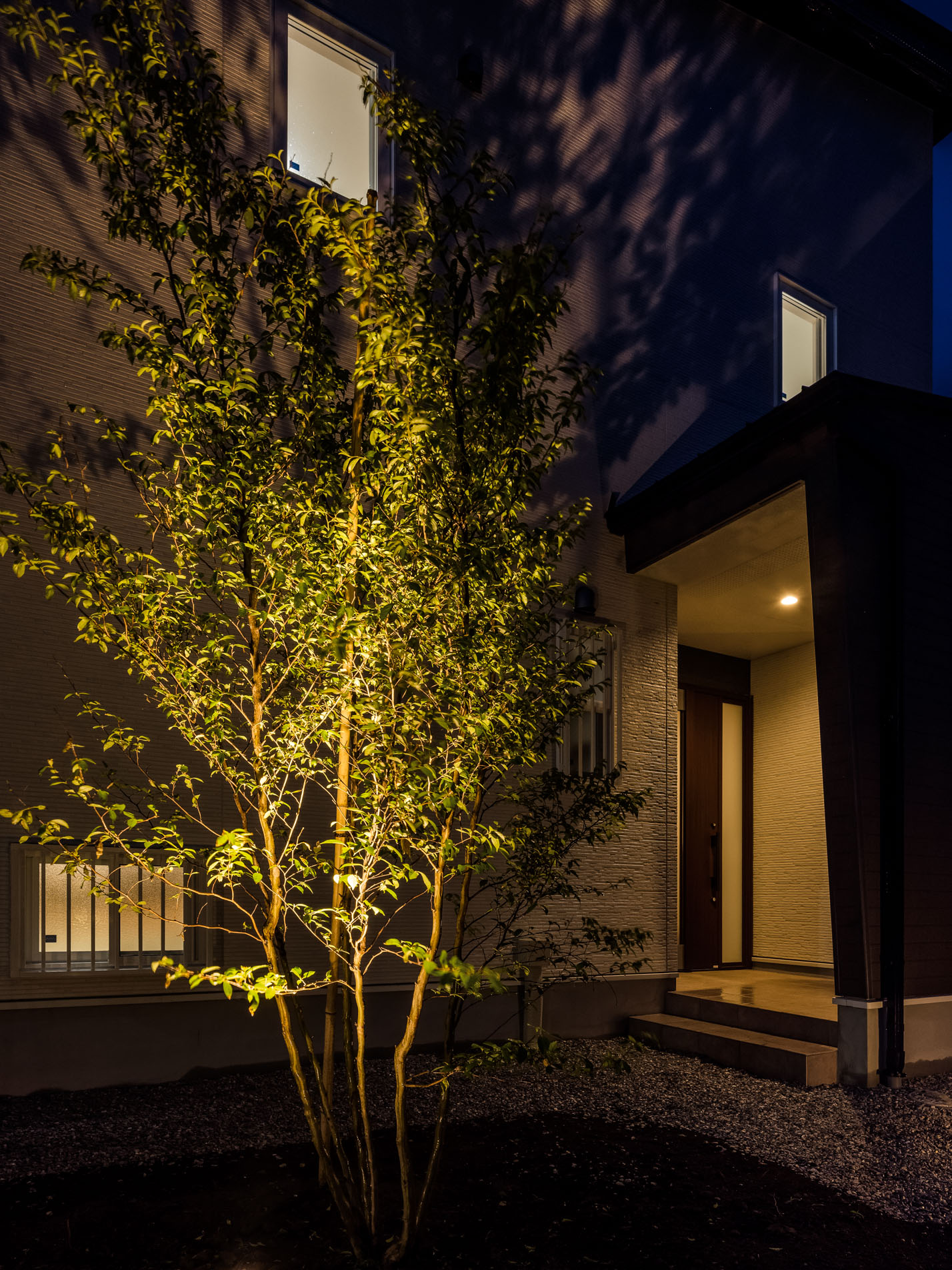 注文住宅玄関アプローチのライティング照明